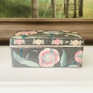 Chinese Vintage Enameled Porcelain Gray Floral Box With Lid Stamped hanpained